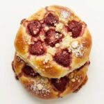 Ciastka drożdżowe z truskawkami
